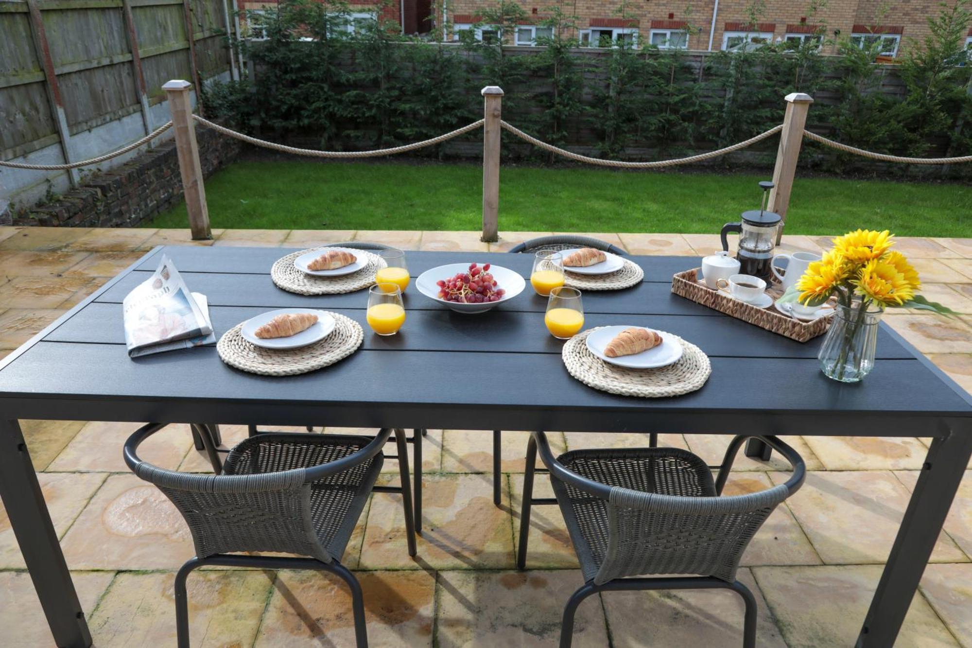Villa Perfect For Contractors With On Site Parking à Brierley Hill Extérieur photo