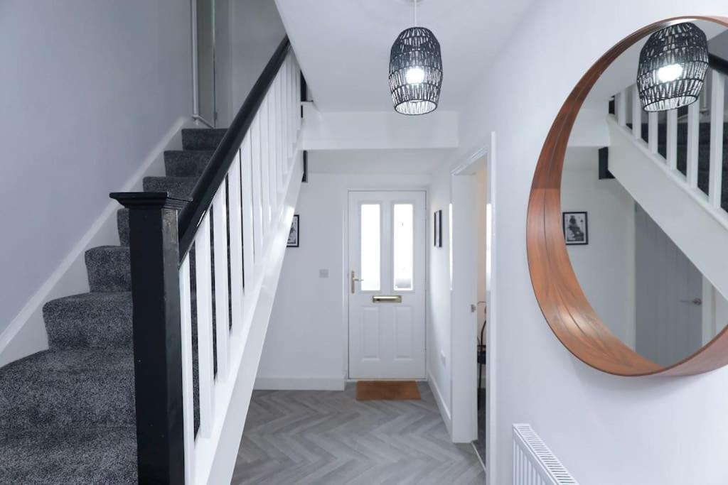 Villa Perfect For Contractors With On Site Parking à Brierley Hill Extérieur photo