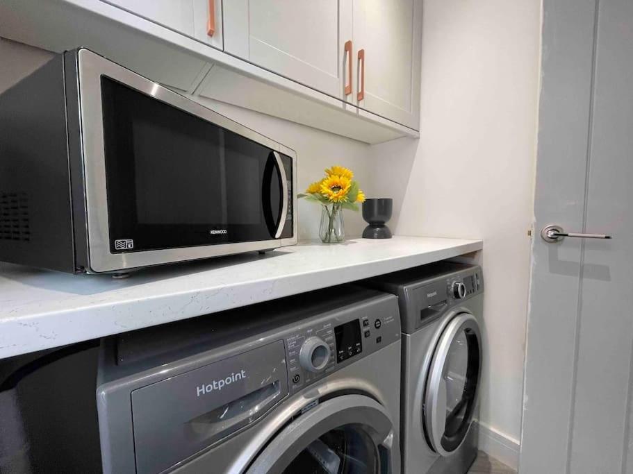 Villa Perfect For Contractors With On Site Parking à Brierley Hill Extérieur photo