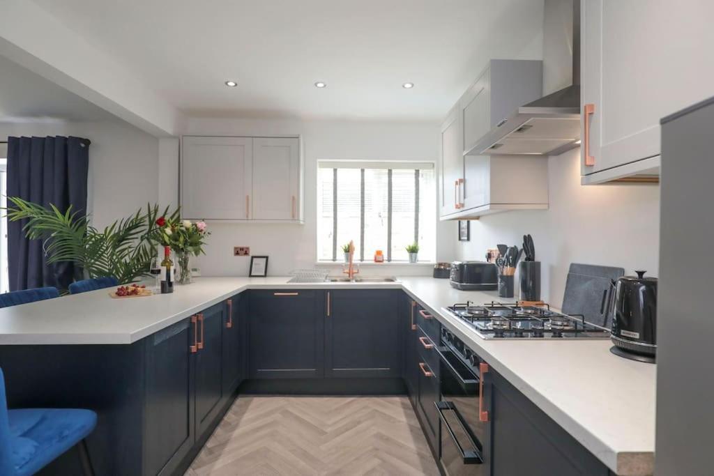 Villa Perfect For Contractors With On Site Parking à Brierley Hill Extérieur photo