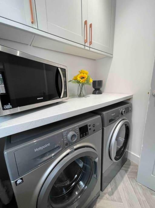 Villa Perfect For Contractors With On Site Parking à Brierley Hill Extérieur photo