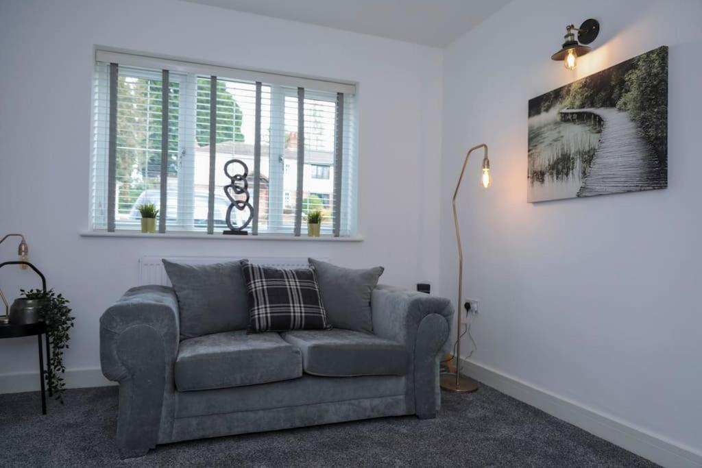 Villa Perfect For Contractors With On Site Parking à Brierley Hill Extérieur photo
