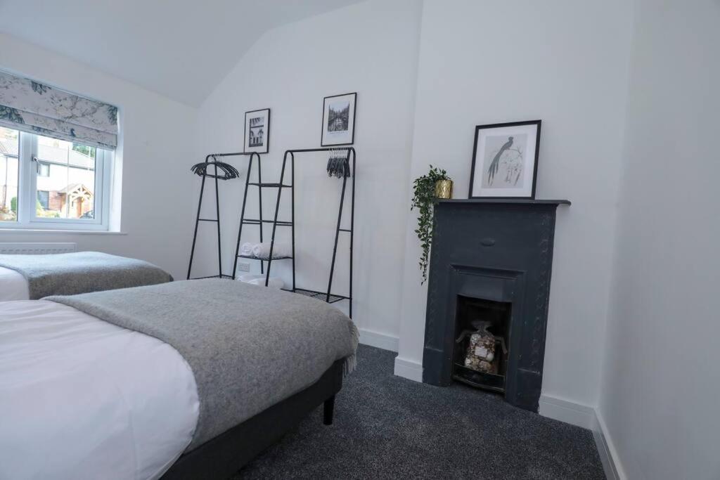 Villa Perfect For Contractors With On Site Parking à Brierley Hill Extérieur photo