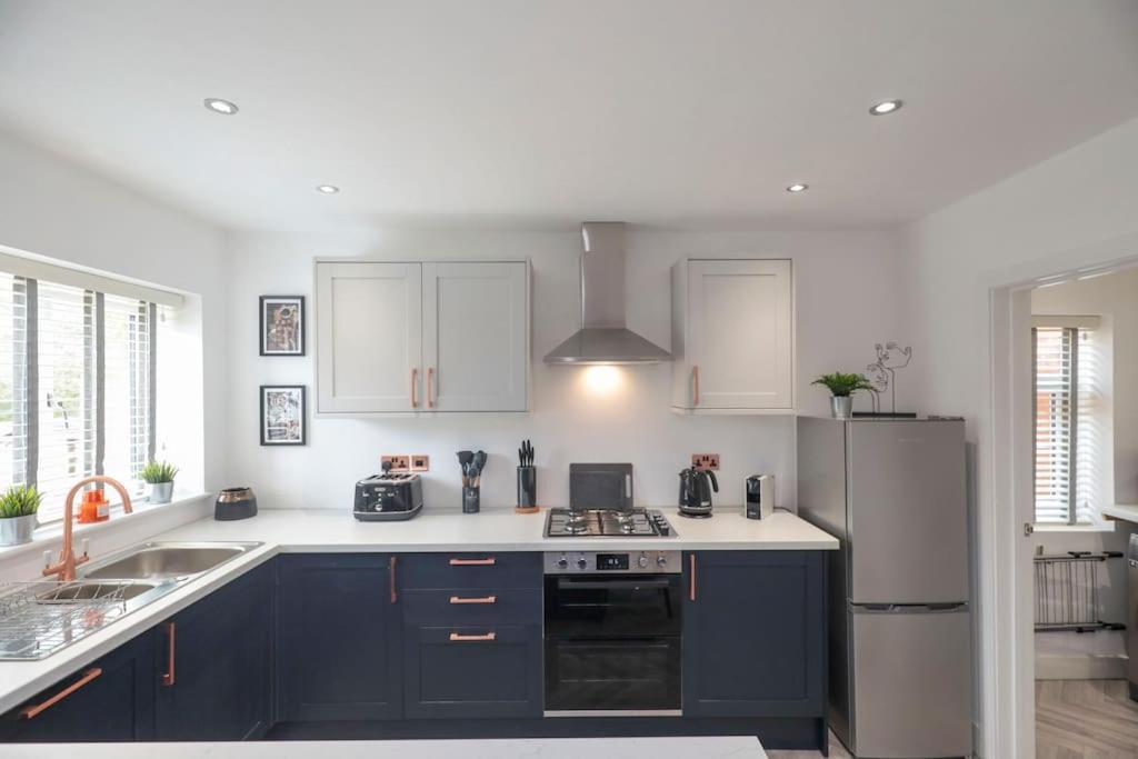 Villa Perfect For Contractors With On Site Parking à Brierley Hill Extérieur photo