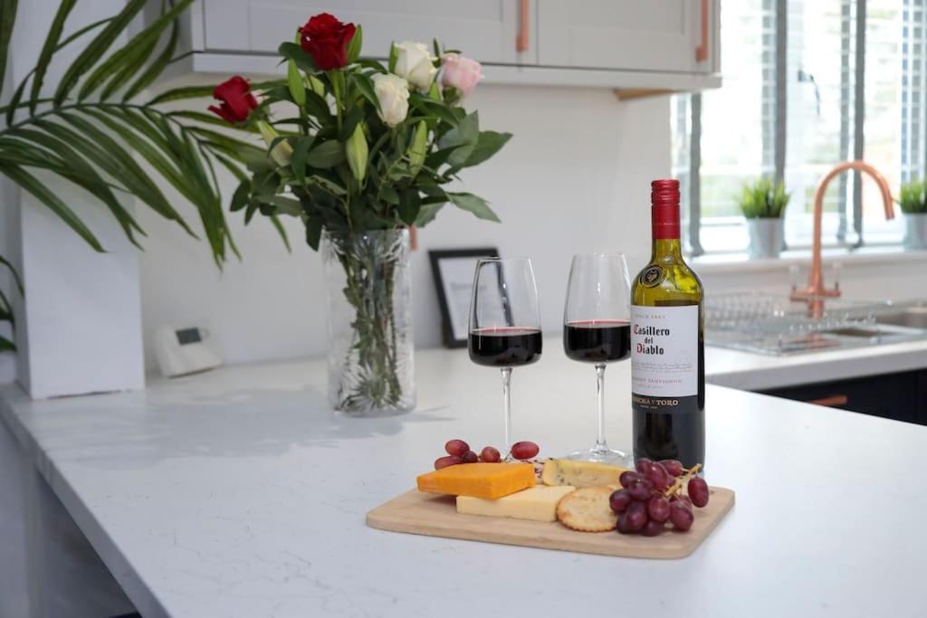 Villa Perfect For Contractors With On Site Parking à Brierley Hill Extérieur photo