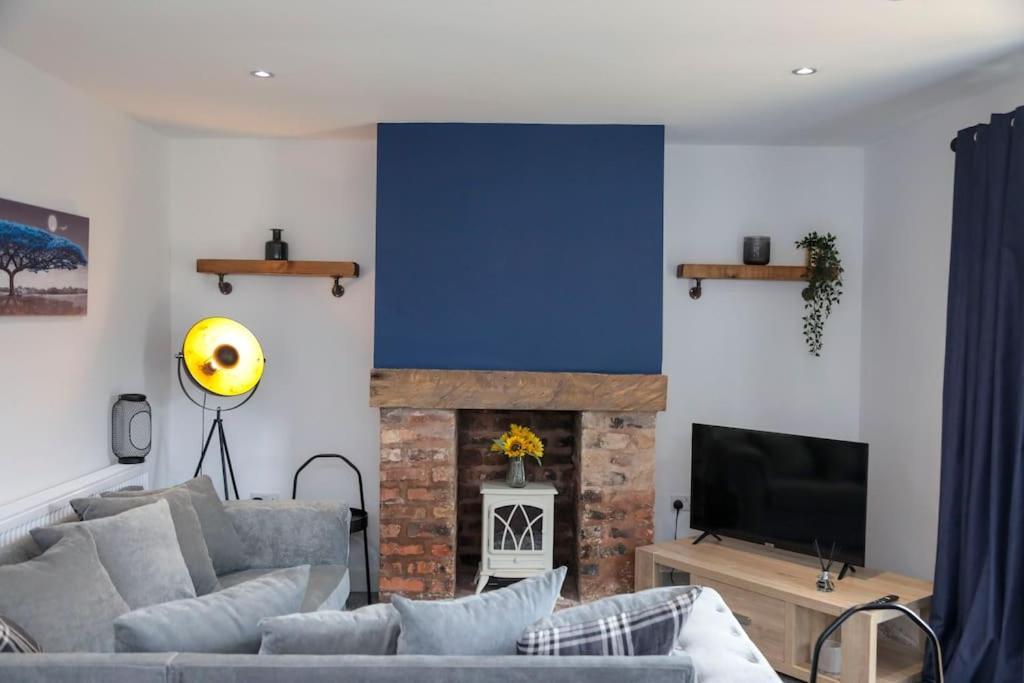 Villa Perfect For Contractors With On Site Parking à Brierley Hill Extérieur photo