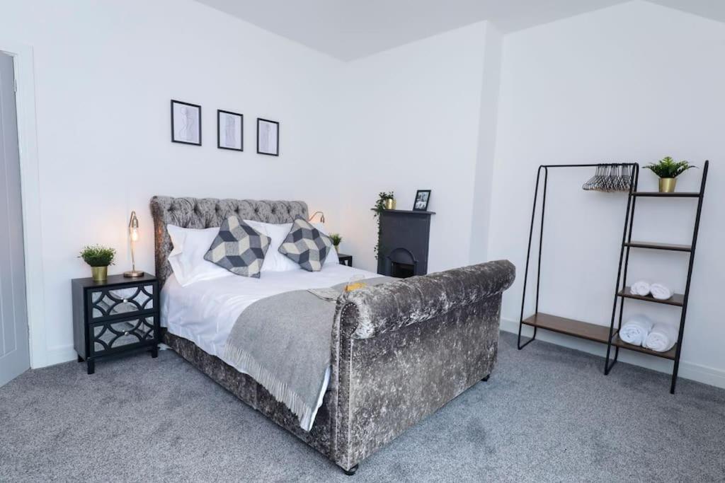 Villa Perfect For Contractors With On Site Parking à Brierley Hill Extérieur photo