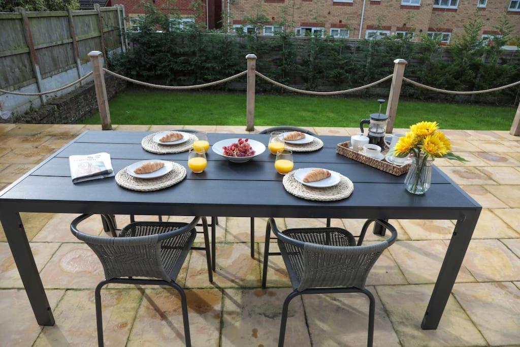 Villa Perfect For Contractors With On Site Parking à Brierley Hill Extérieur photo